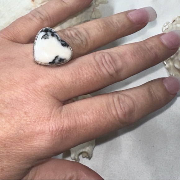 White Buffalo Turquoise heart vintage ring - Picture 9 of 11